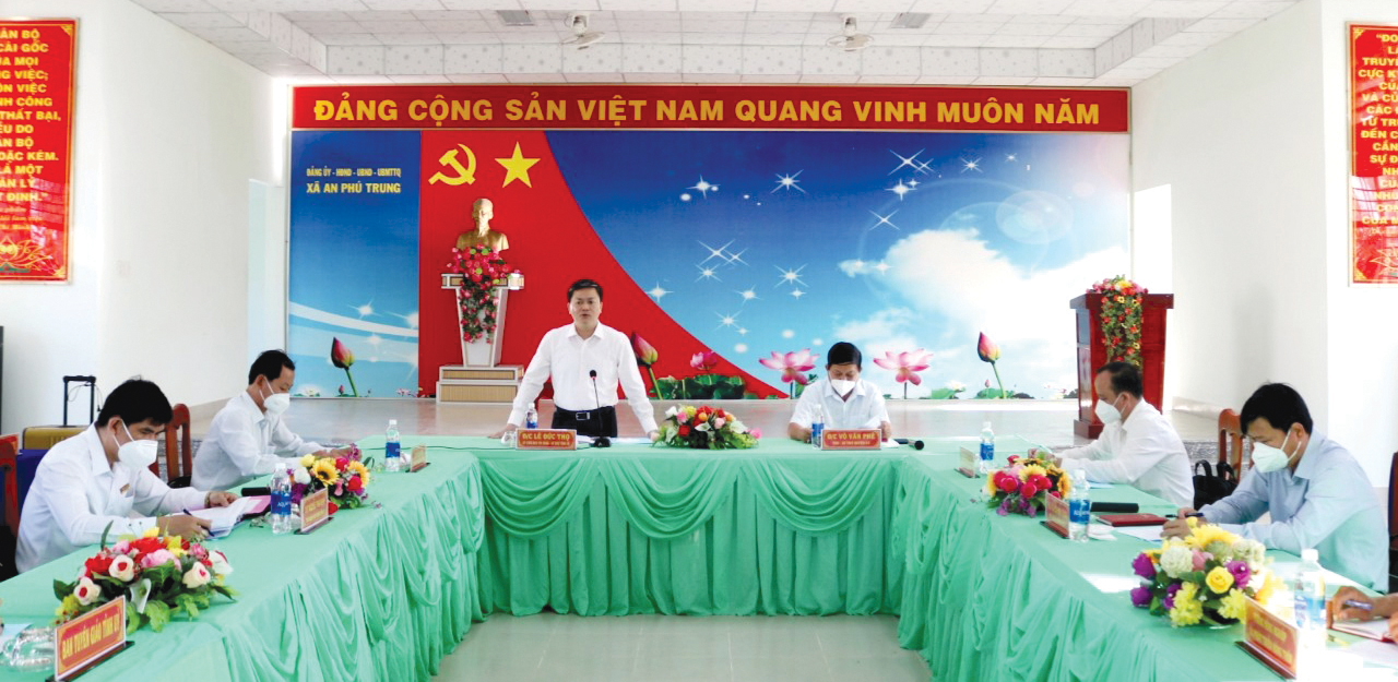 Đồng chí Lê Đức Thọ - Ủy viên Trung ương Đảng, Bí thư Tỉnh ủy Bến Tre làm việc với Đảng ủy xã An Phú Trung (huyện Ba Tri).